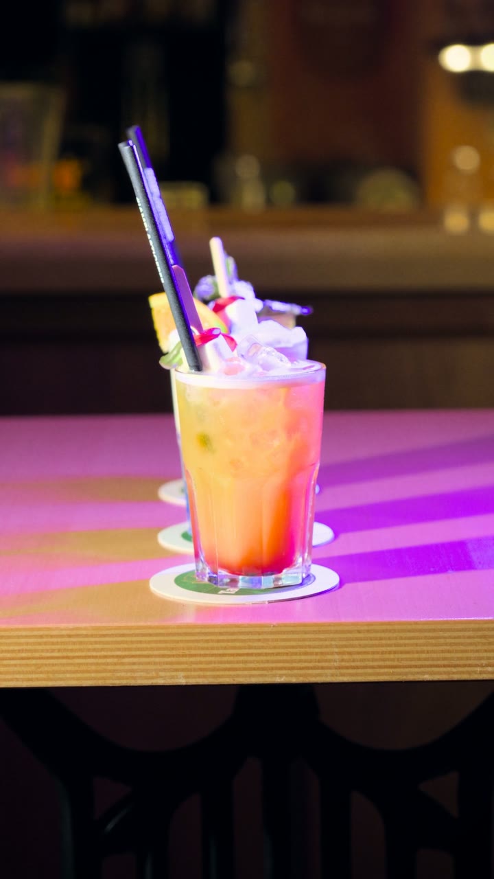 Standbild aus „Hinter der Bar mit Besnik“ für Bóveda Club & Bar